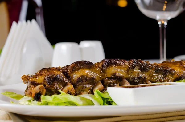 Costillas de cerdo a la plancha en el restaurante —  Fotos de Stock