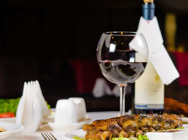 Verre de vin servi avec côtes levées au restaurant — Photo
