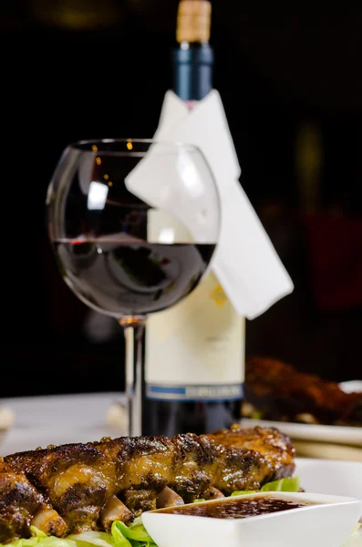 Glas wijn geserveerd met ribben in Restaurant — Stockfoto