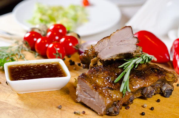 Grilled marinated ribs with spicy sauce — Stock Photo, Image