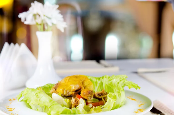 Appetizing Chicken Meat Dish with Fresh Lettuce — Stock Photo, Image