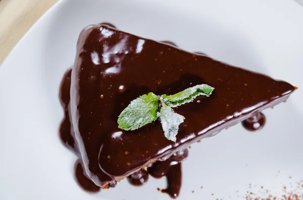 Freshly baked chocolate tart with sauce — Stock Photo, Image