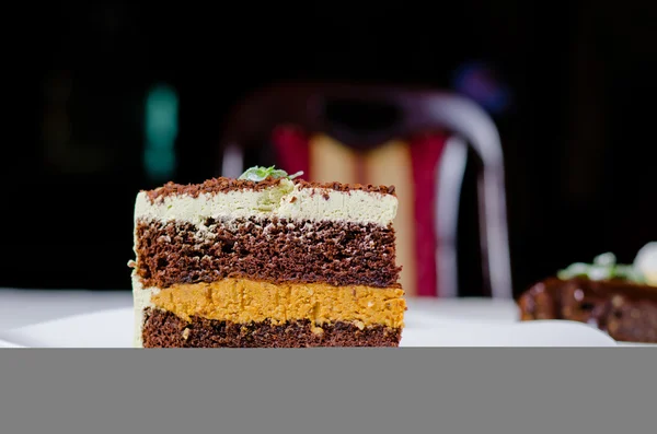 Gran rebanada de pastel de chocolate recién horneado — Foto de Stock