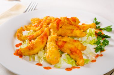 İştah açıcı Ana Kursu beyaz plaka üzerinde kapatın