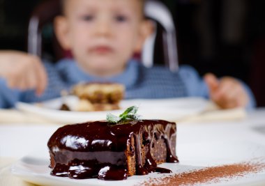 Bir dilim lezzetli çikolatalı pasta.