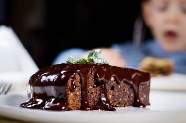 Gurme lezzetli çikolatalı pasta plaka üzerinde