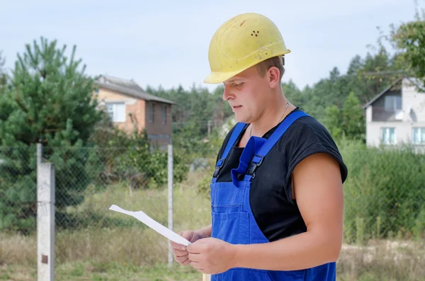 Bouwer papierwerk op site controleren — Stockfoto