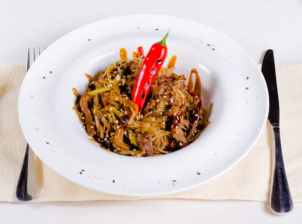Kryddig Asiatisk stek toppad med varma röd paprika — Stockfoto