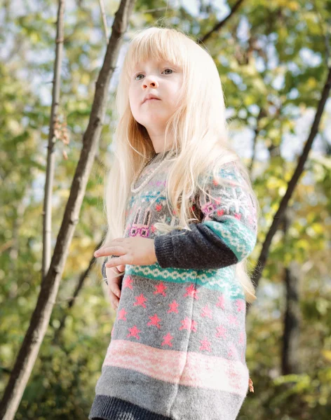 Linda menina loira na floresta — Fotografia de Stock