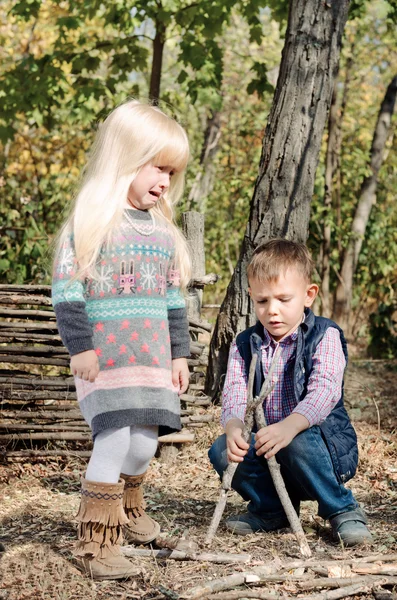 Kinder spielen im Wald, während einer weint — Stockfoto