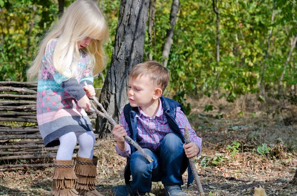 Fehér gyerek, szárított Stick küzd — Stock Fotó