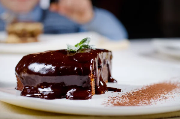 Rebanada de delicioso pastel de chocolate — Foto de Stock