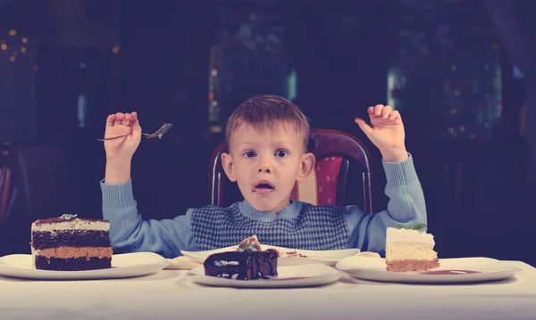 Schattige jonge jongen viert zijn verjaardag — Stockfoto