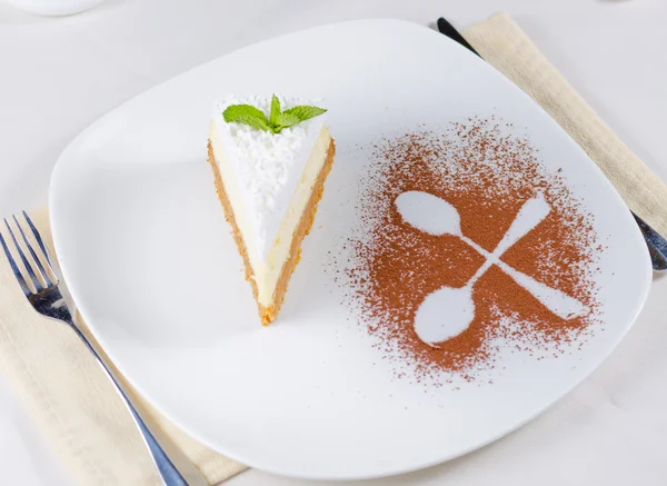 Decorative plating and presentation of cheesecake — Stock Photo, Image