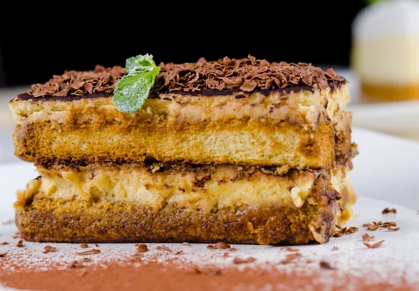 Close-up van gelaagde Cake met chocoladeschilfers — Stockfoto