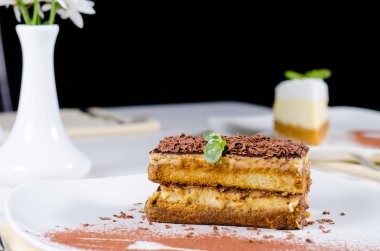 Gurme kek kakao tozu ile plaka üzerinde katmanlı