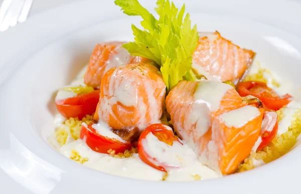 Delicious salmon salad — Stock Photo, Image