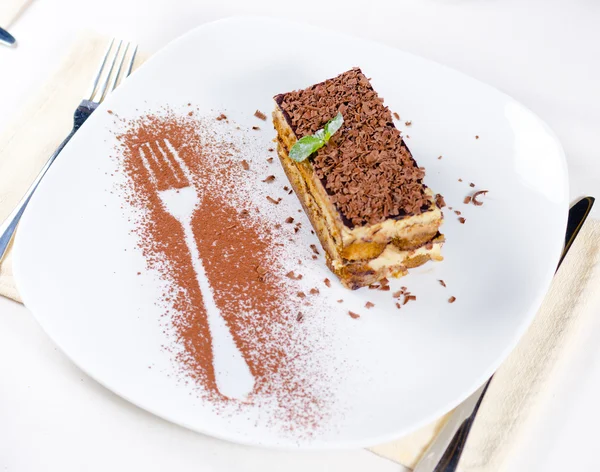 Rebanada de pastel de chocolate en la placa con contorno de tenedor — Foto de Stock