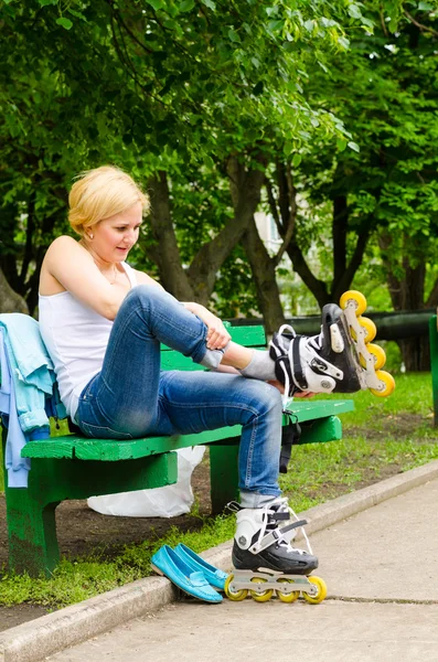 Atrakcyjna kobieta stawiając na Łyżworolki — Zdjęcie stockowe