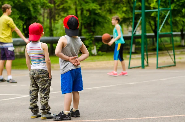 Dva malí chlapci sledovat basketbal hra — Stock fotografie