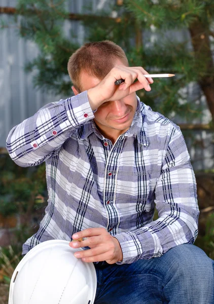 Vergadering moe ingenieur met de Hand op het voorhoofd — Stockfoto