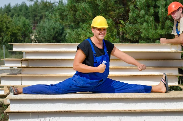 Witziger fitter Arbeiter in Seitenlage bei der Arbeit — Stockfoto