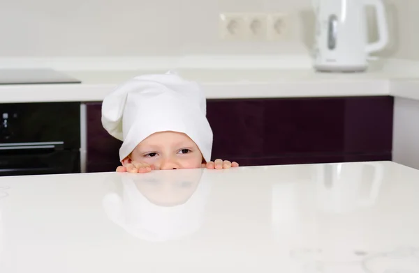 Criança bonito em um toque chefs — Fotografia de Stock