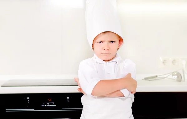 Cross beslutsamma liten pojke kock — Stockfoto