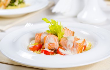 Balık ve Restoran masada krem kapları