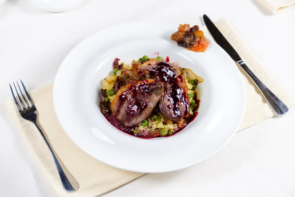 Delizioso arrosto o carne alla griglia con sugo di carne — Foto Stock