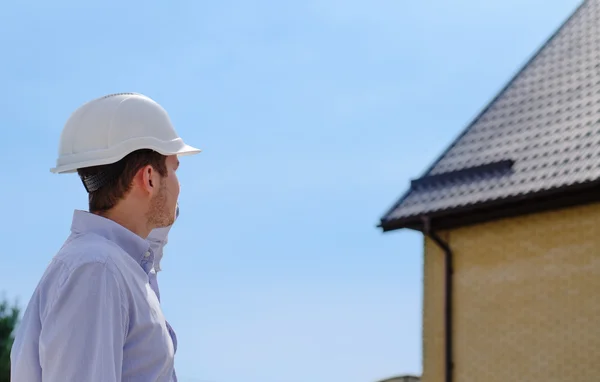 Engenheiro ou inspetor de construção verificando um telhado — Fotografia de Stock