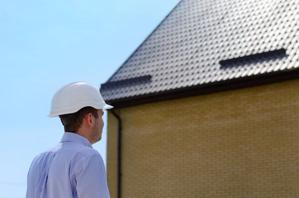 Mühendis veya bir çatı kontrol bina müfettişi