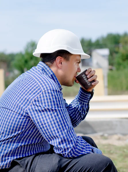 Joven constructor tomando su descanso para el café — Foto de Stock