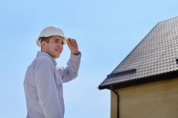 Mechanika albo inspektora budowlanego sprawdzanie dach — Zdjęcie stockowe