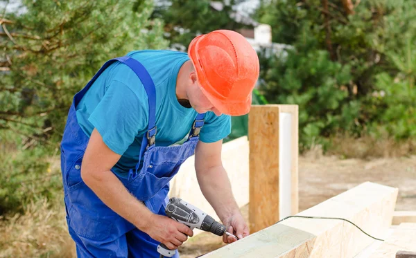 Een timmerman die werken op een bouwplaats — Stockfoto