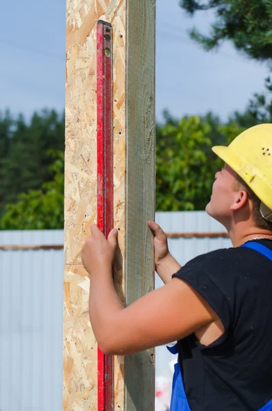 Constructor que garantiza que una viga es vertical —  Fotos de Stock