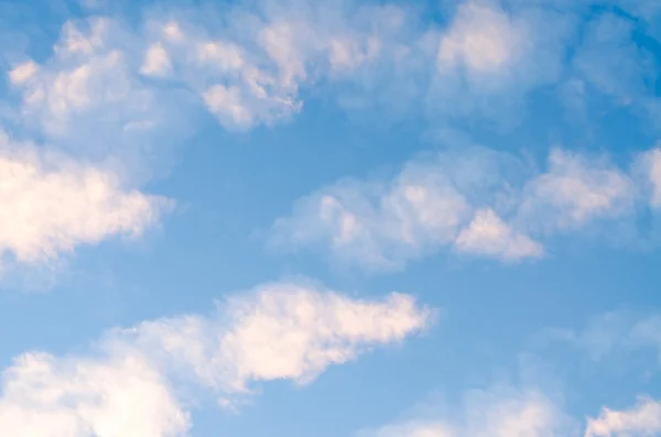 Cielo azul con nubes blancas —  Fotos de Stock