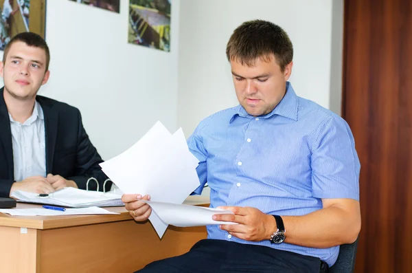 Cliente ou cliente lendo um acordo — Fotografia de Stock