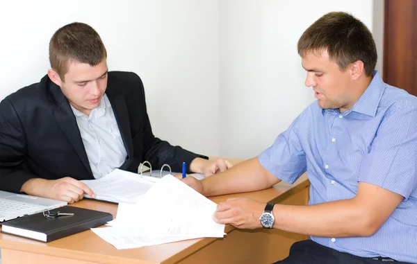 Dos hombres de negocios discutiendo un contrato —  Fotos de Stock