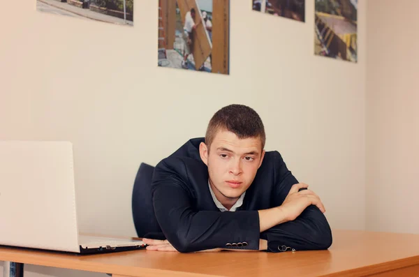 Affärsman vila huvudet på skrivbord — Stockfoto