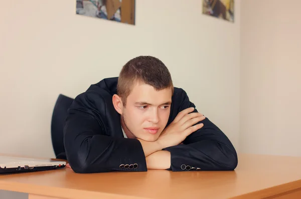 Affärsman vila huvudet på skrivbord — Stockfoto