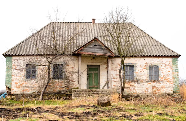 Antigua casa abandonada de una sola planta — Foto de Stock