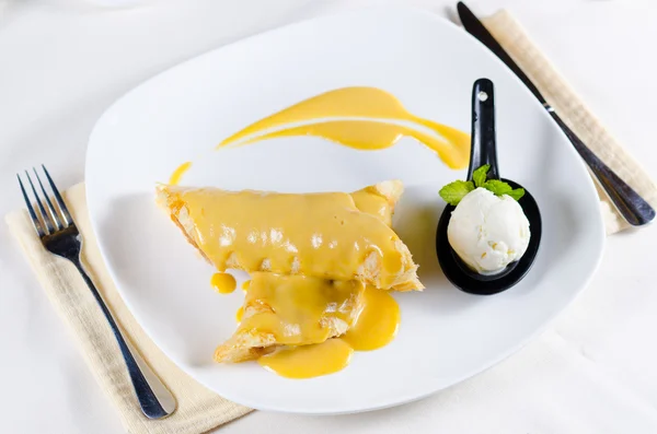 Crepes da dessert con misurino di gelato — Foto Stock