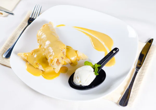 Dessert-Crêpes mit einer Kugel Eis — Stockfoto