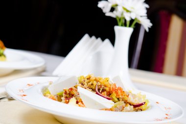 Rosto et lezzetli pirinç bir yatakta