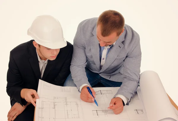 Ingenieros masculinos discutiendo el diseño de Blueprint —  Fotos de Stock
