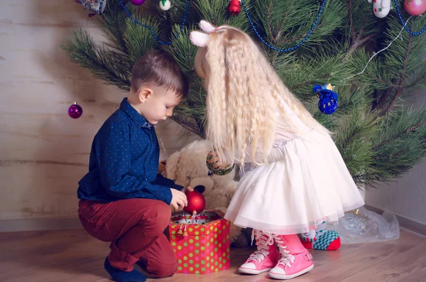 Niños decorando un árbol de Navidad casero con bolas — Foto de Stock