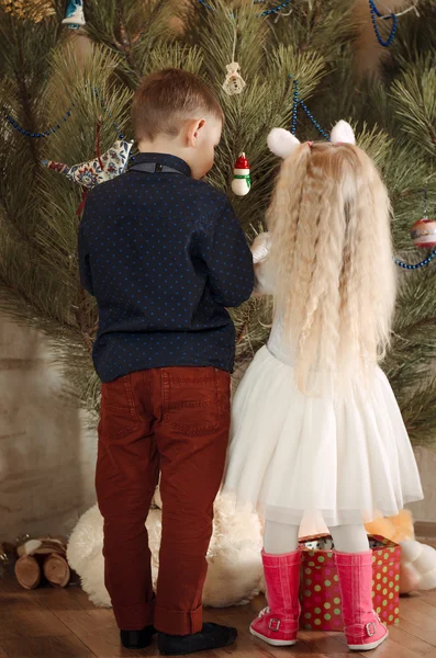 Vedere din spate a copiilor care decorează un pom de Crăciun — Fotografie, imagine de stoc