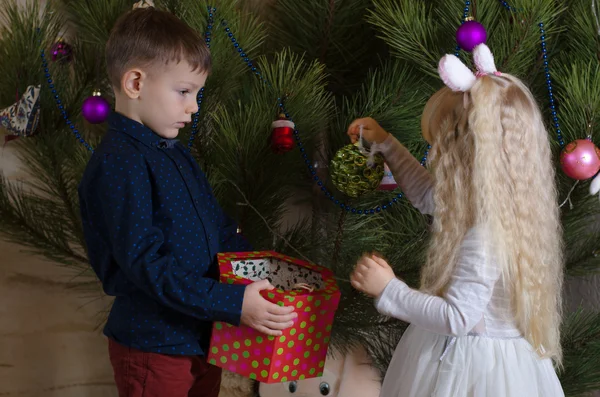 Niños blancos preparando árbol de Navidad con bolas — Foto de Stock