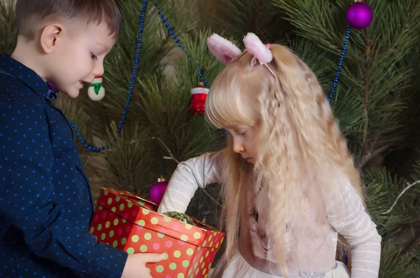 Copii albi pregătesc pomul de Crăciun cu bile — Fotografie, imagine de stoc
